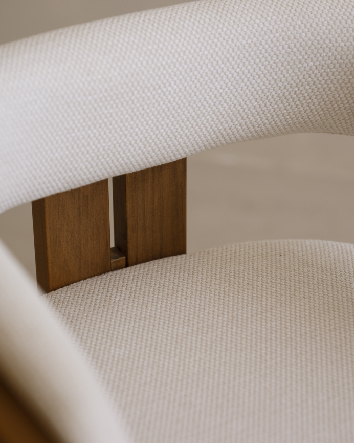 Silla de madera de haya tapizada en color blanco de 77x42cm