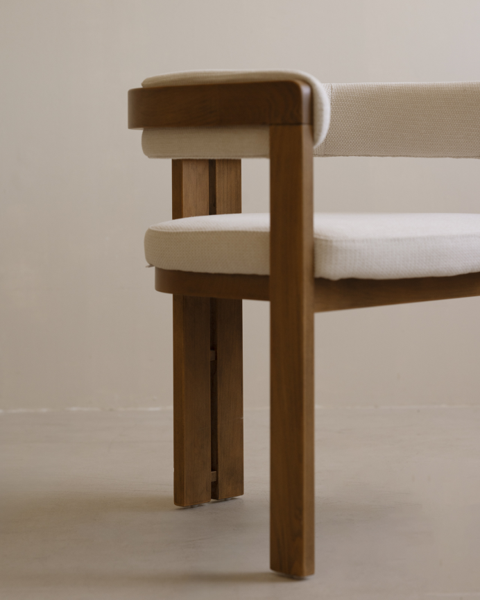 Silla de madera de haya tapizada en color blanco de 77x42cm