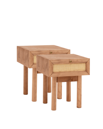 Pack de 2 mesitas de noche de madera maciza y rafia con un cajón en tono roble oscuro de 40x45cm