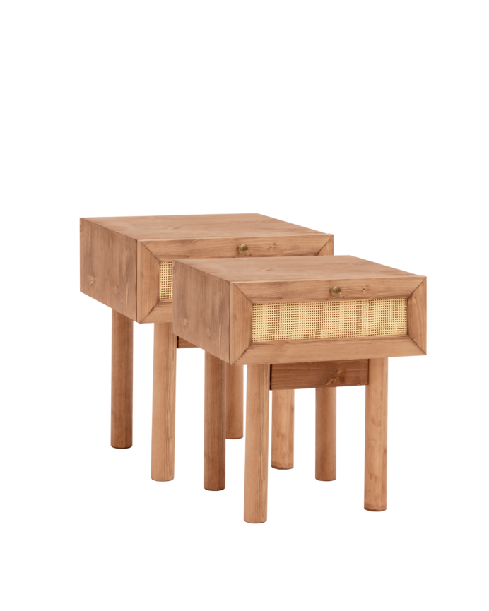 Pack de 2 mesitas de noche de madera maciza y rafia con un cajón en tono roble oscuro de 40x45cm