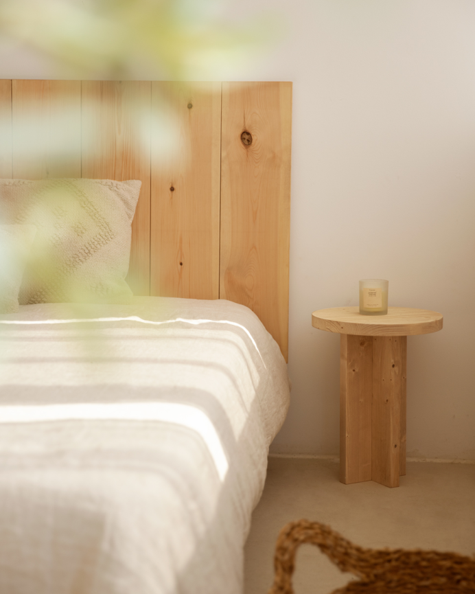 Pack de 2 mesitas de noche de madera maciza en tono roble medio de 45x35cm
