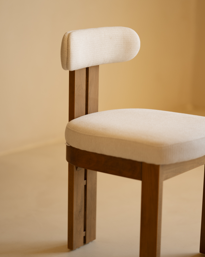 Silla de madera de haya tapizada en color blanco de 77x42cm