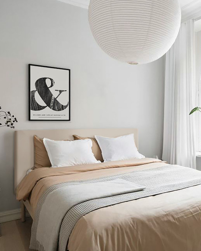 Tête de lit rembourrée en similicuir avec boutons beiges en différentes tailles