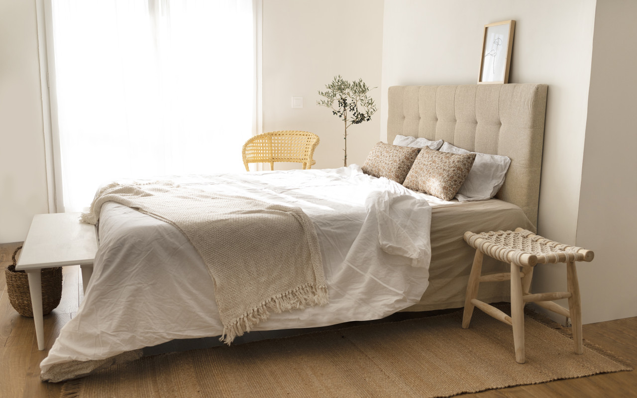 Tête de lit rembourrée en polyester avec plis en beige en différentes tailles
