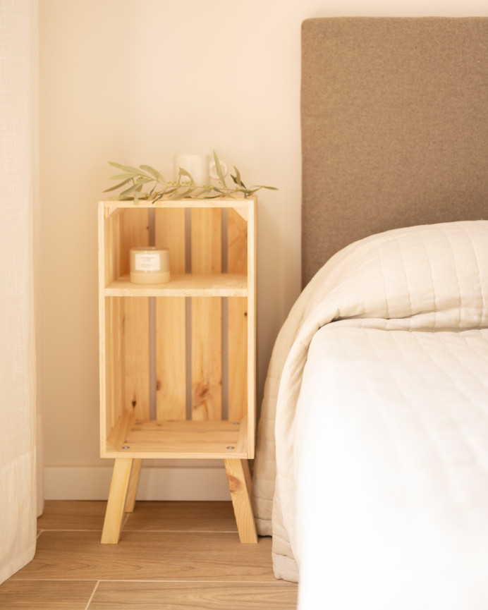 Table de chevet en bois massif ton naturel 66x26cm
