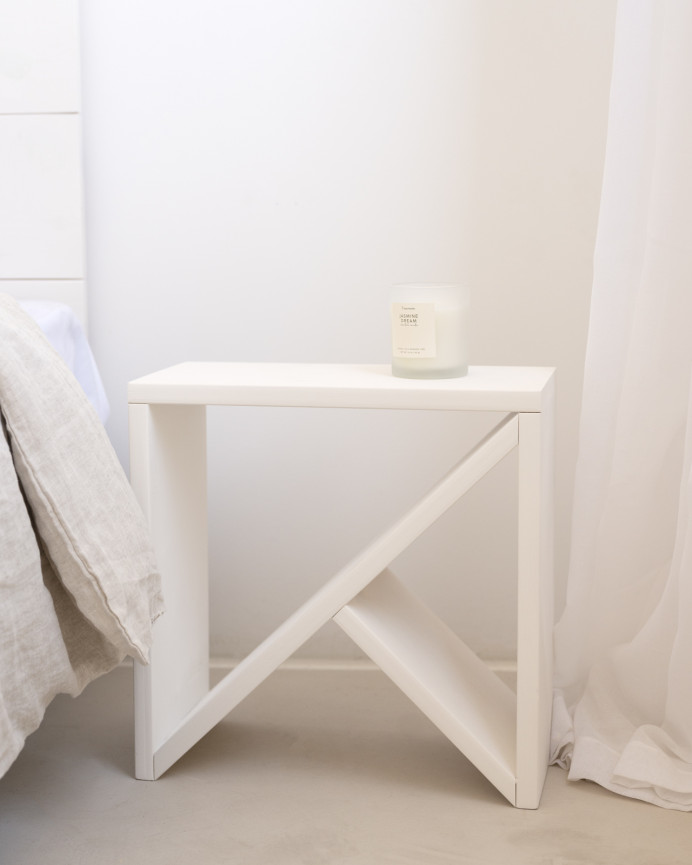 Table de chevet ou table d'appoint en bois massif ton blanc en différentes tailles