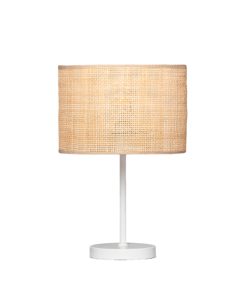 Lampe de table composée d'une base en métal blanc et d'un abat-jour en rotin