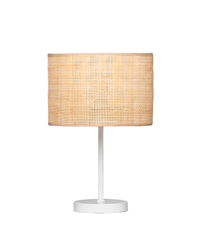 Lampe de table composée d'une base en métal blanc et d'un abat-jour en rotin