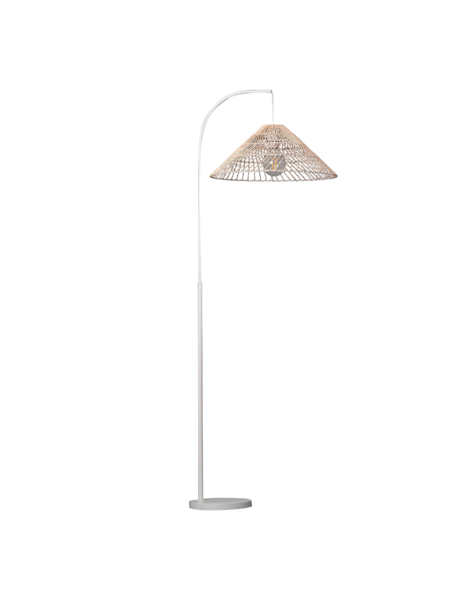 Lampadaire composé d'une base en métal blanc et d'un écran en rotin