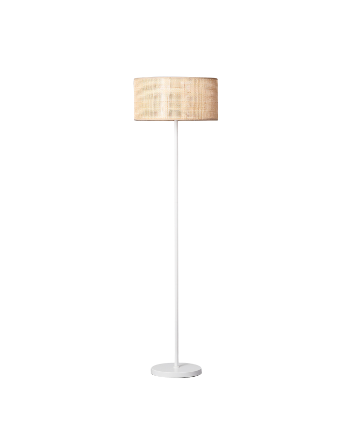 Lampadaire composé d'une base en métal blanc et d'un écran en rotin