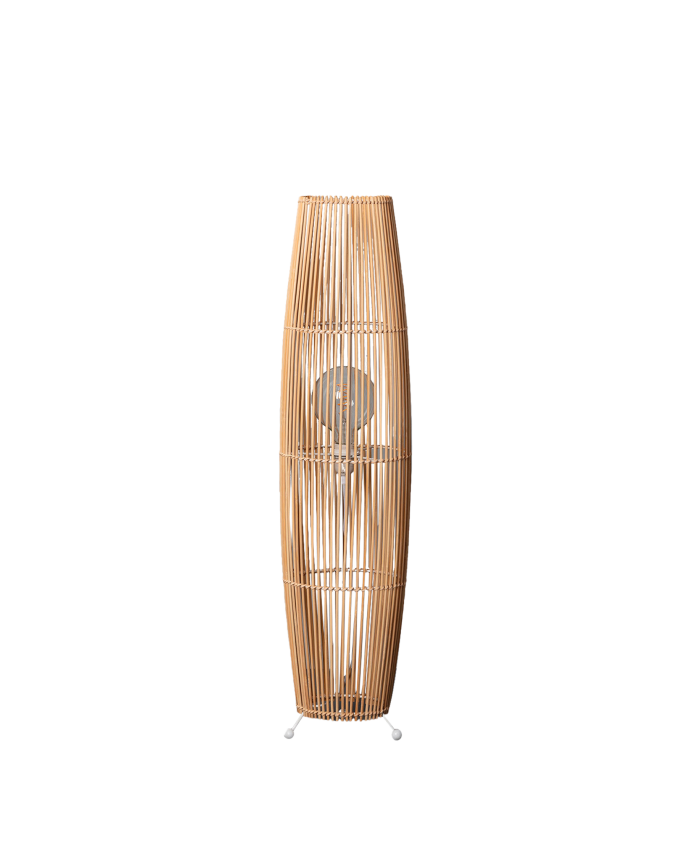 Lampadaire composé d'une base en métal blanc et de branches de bambou reliées par une tresse de fibres naturels