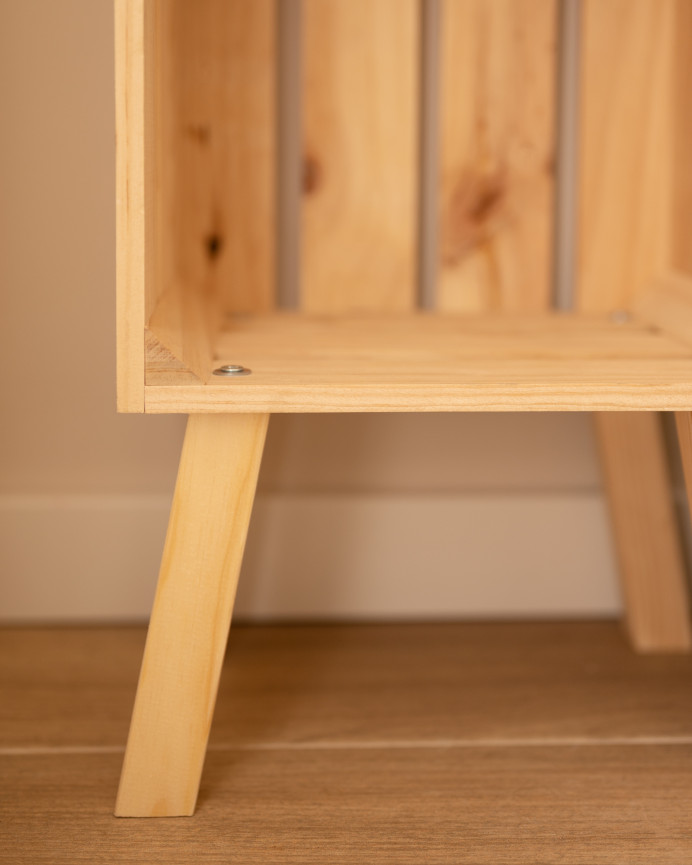 Table de chevet en bois massif ton naturel 66x26cm