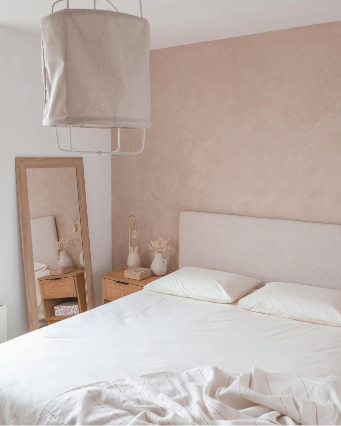 Plafonnier composé d'une structure en bambou et d'un abat-jour en tissu en polyester et lin naturel