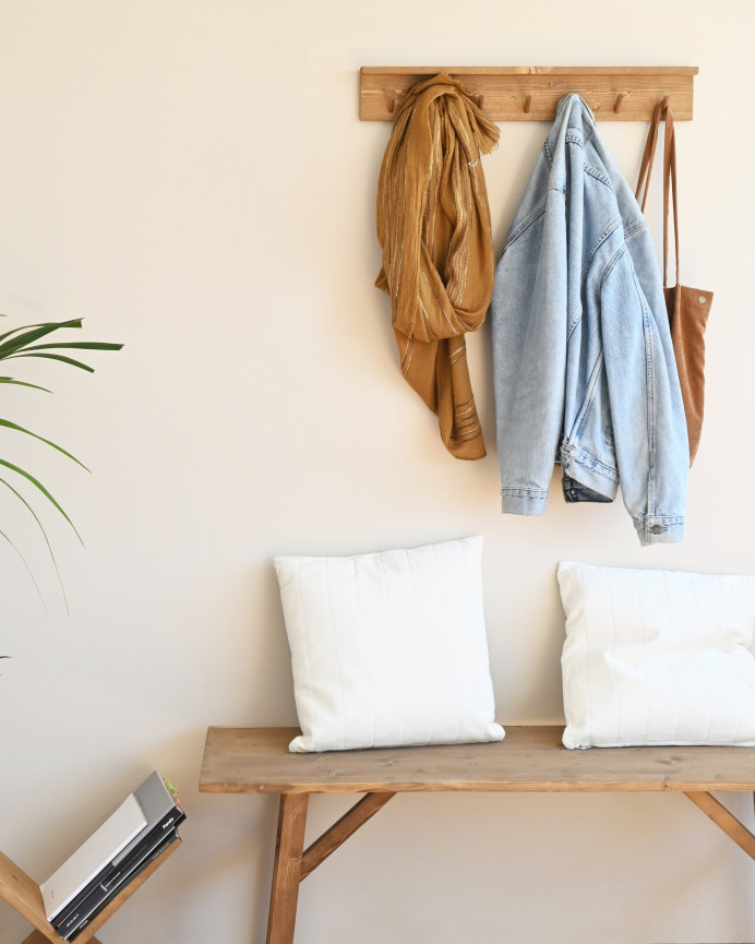 Cintre mural en bois massif ton chêne foncé 61x10cm