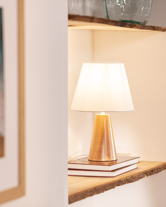 Lampe de table composée d'une base en bois et d'un abat-jour en textile blanc