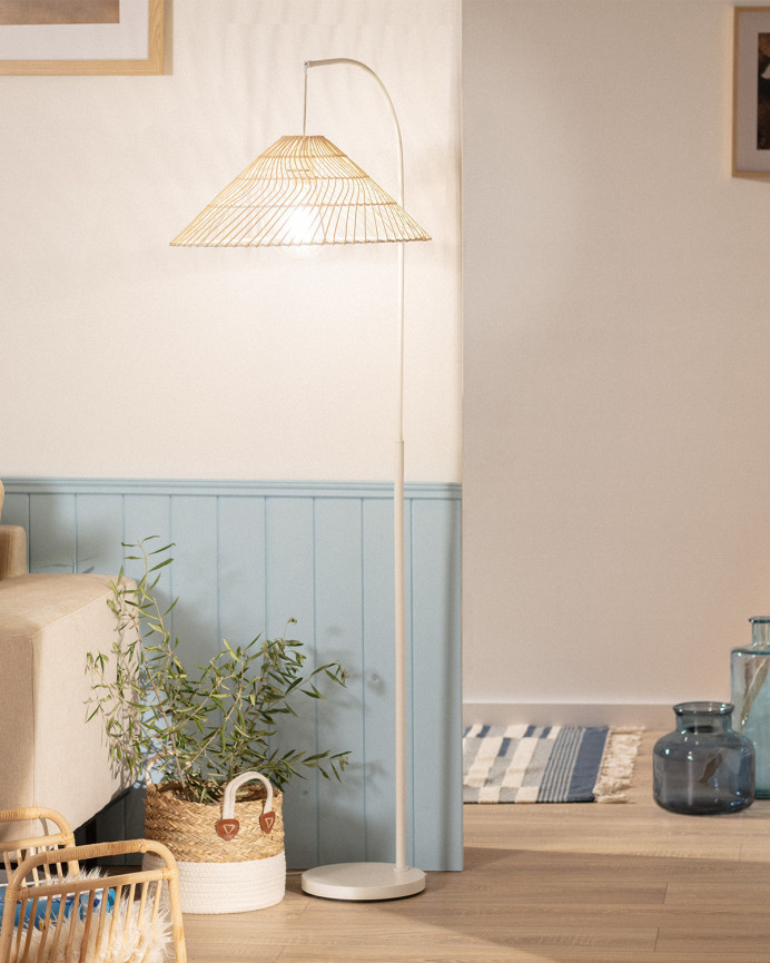 Lampadaire composé d'une base en métal blanc et d'un écran en rotin
