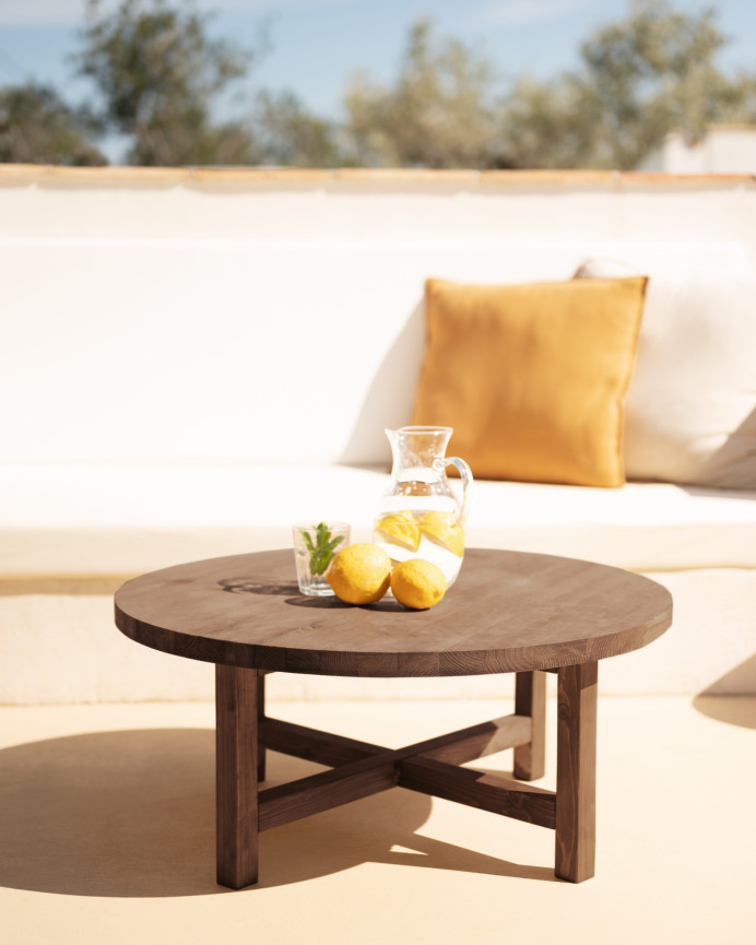 Table basse ronde en bois massif ton noyer en différentes tailles