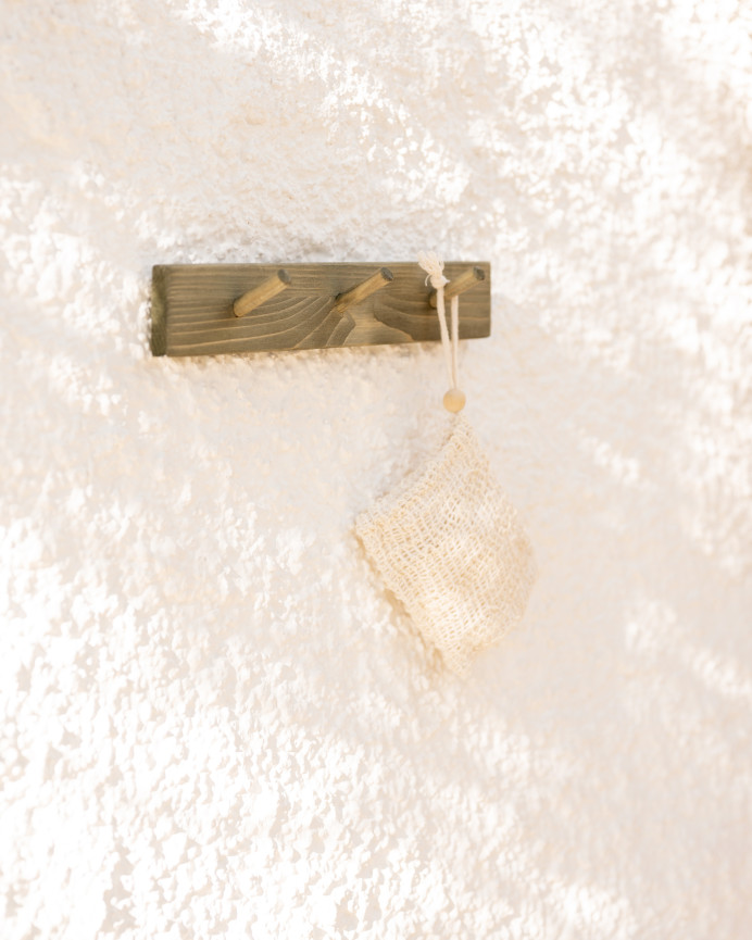 Cintre mural en bois massif ton vert 26x5cm