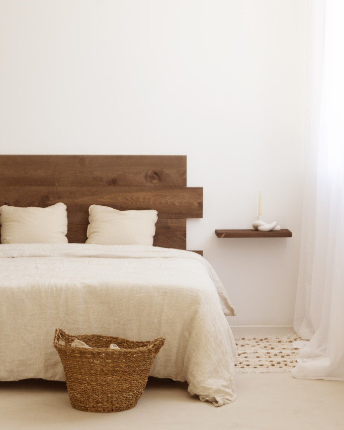 Tête de lit asymétrique en bois massif ton noyer en différentes tailles