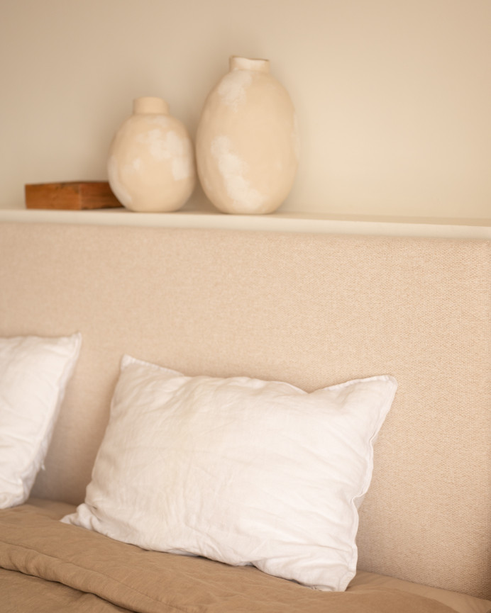 Pack tête de lit rembourrée beige et 2 tables de chevet en bois massif ton naturel en différentes tailles