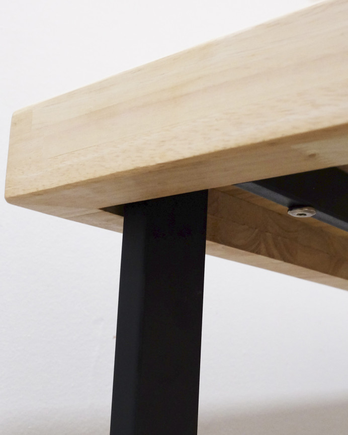 Table en bois massif ton naturel avec pieds en fer noir en différentes tailles