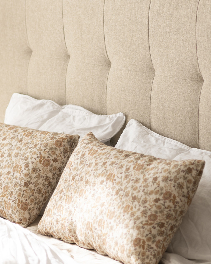Tête de lit rembourrée en polyester avec plis en beige en différentes tailles