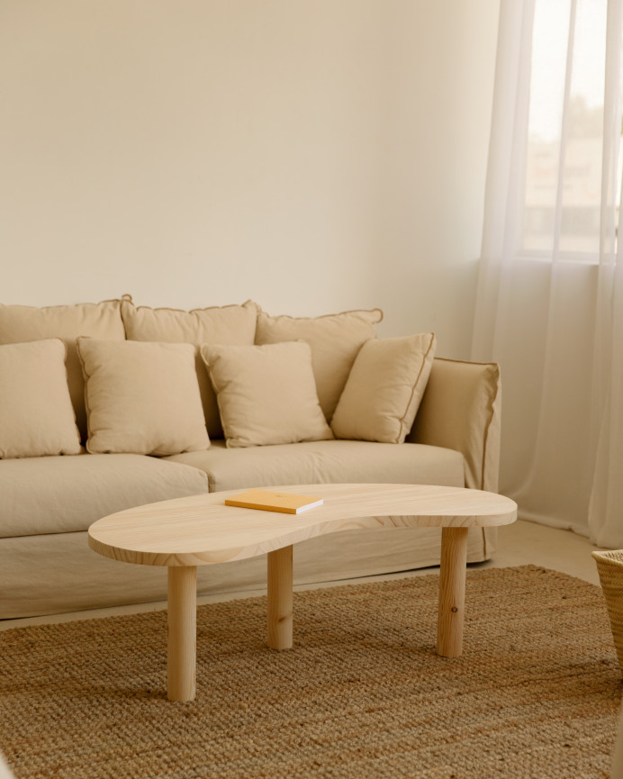 Table basse en bois massif aux formes organiques en teinte naturelle en différentes tailles
