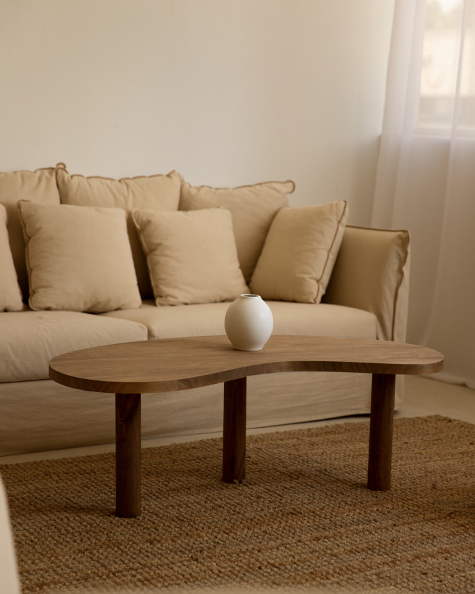 Table basse en bois massif aux formes organiques en teinte chêne foncé en différentes tailles