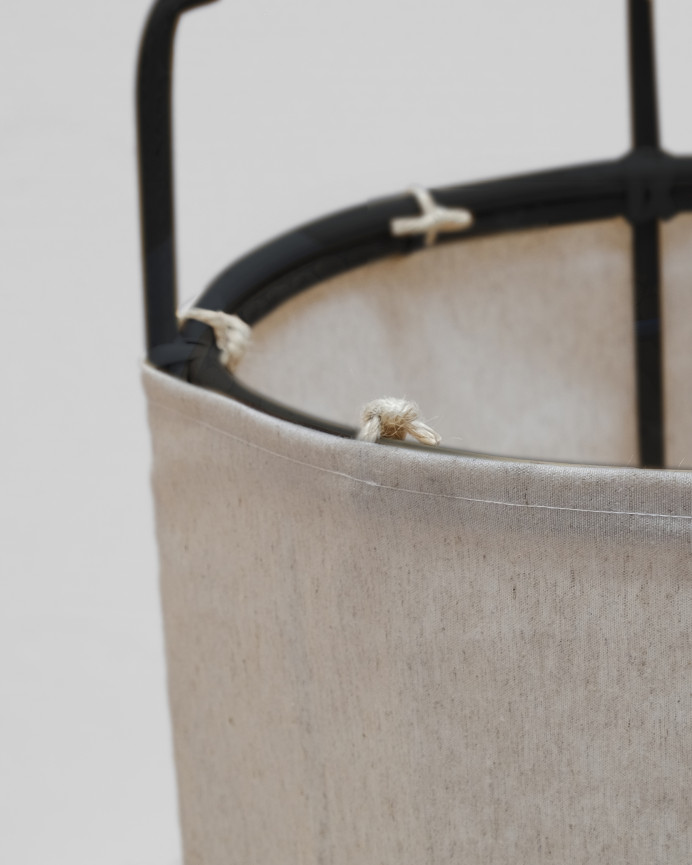 Plafonnier composé d'une structure en bambou et d'un abat-jour en tissu en polyester et lin naturel