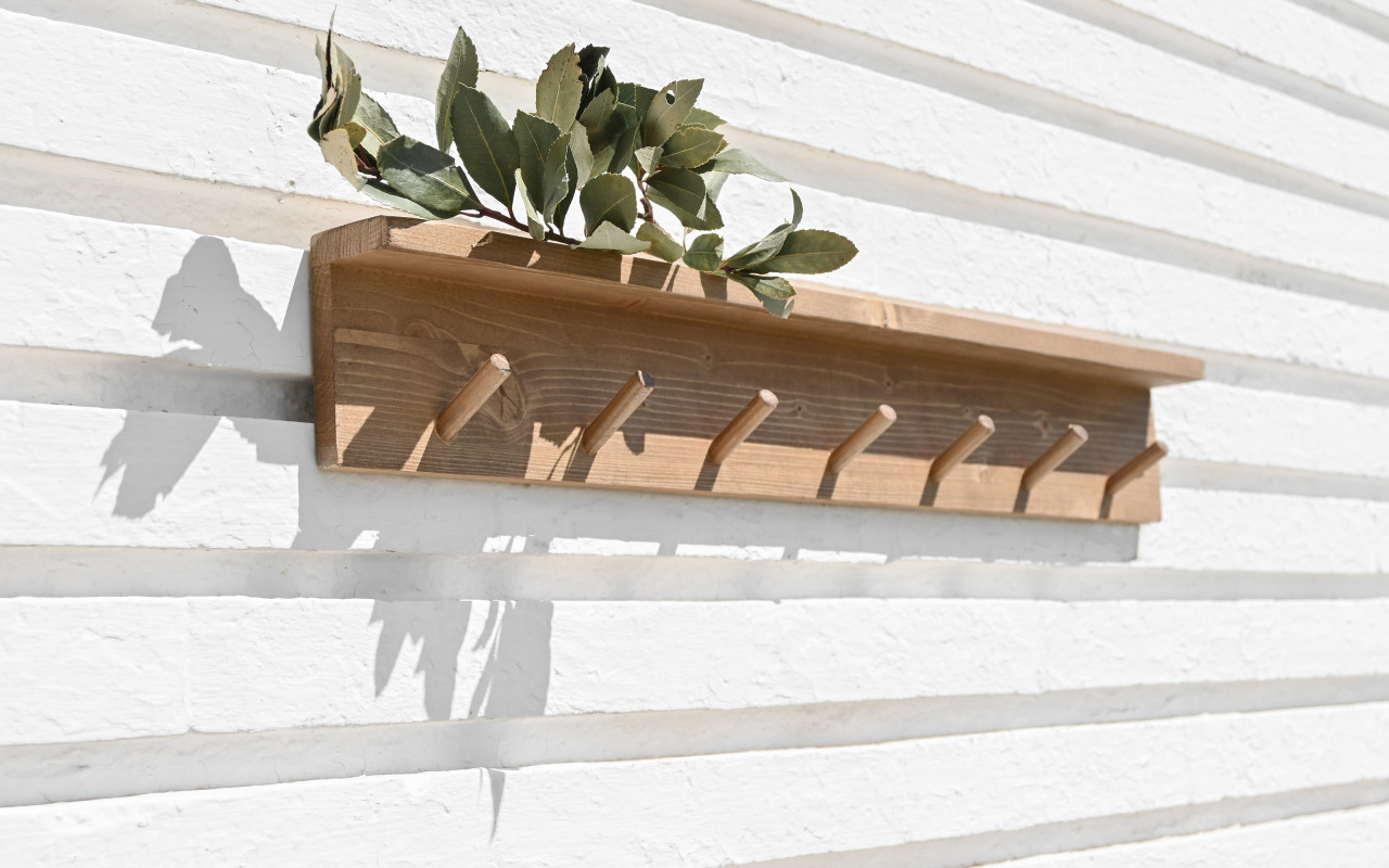 Cintre mural en bois massif ton chêne foncé 61x10cm