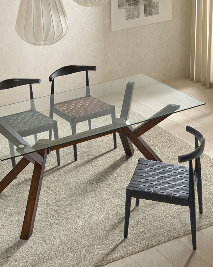 Chaise en bois massif avec assise tressée marron et pieds en couleur noire 81cm