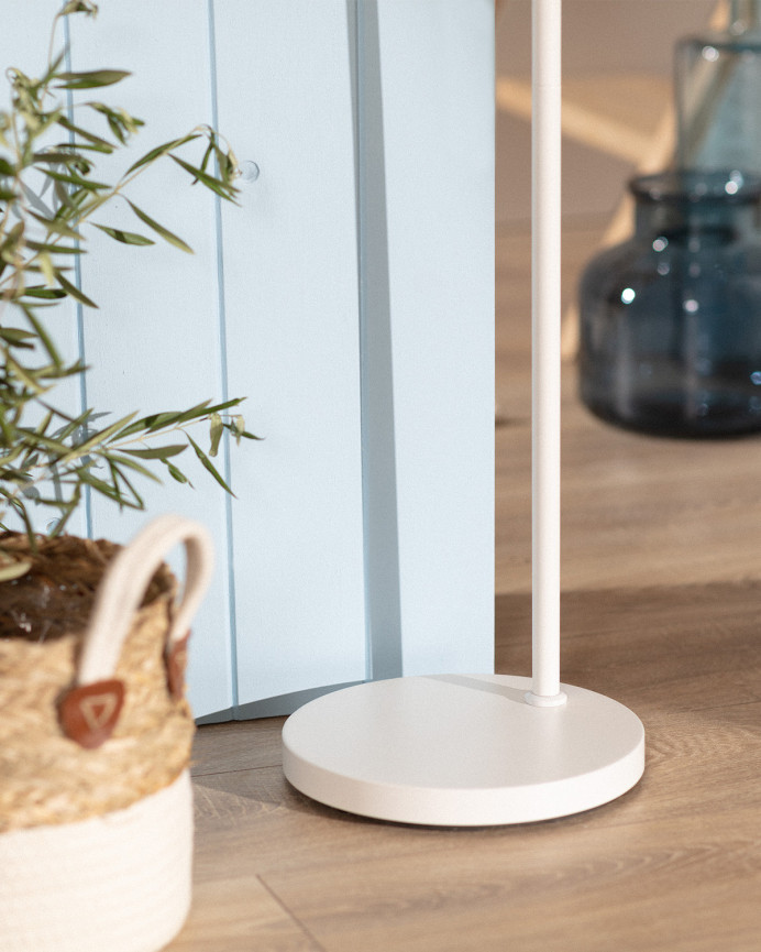 Lampadaire composé d'une base en métal blanc et d'un écran en rotin