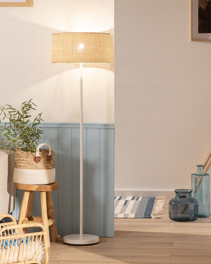Lampadaire composé d'une base en métal blanc et d'un écran en rotin
