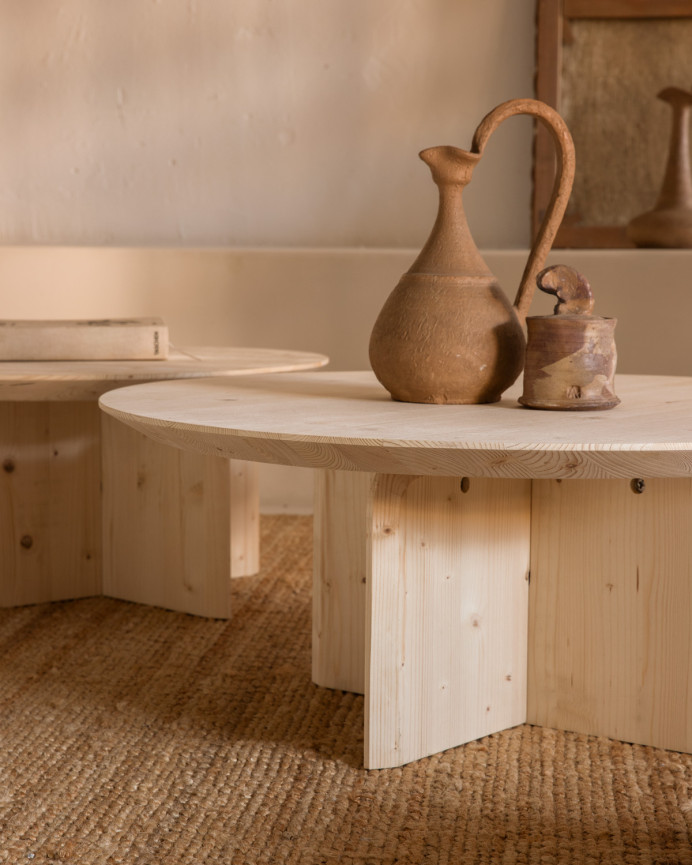 Table basse ronde en bois massif ton naturel en différentes tailles