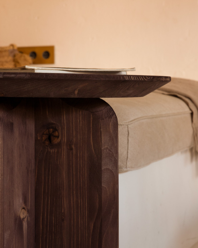 Table d’appoint en bois massif noyer de 50x45cm