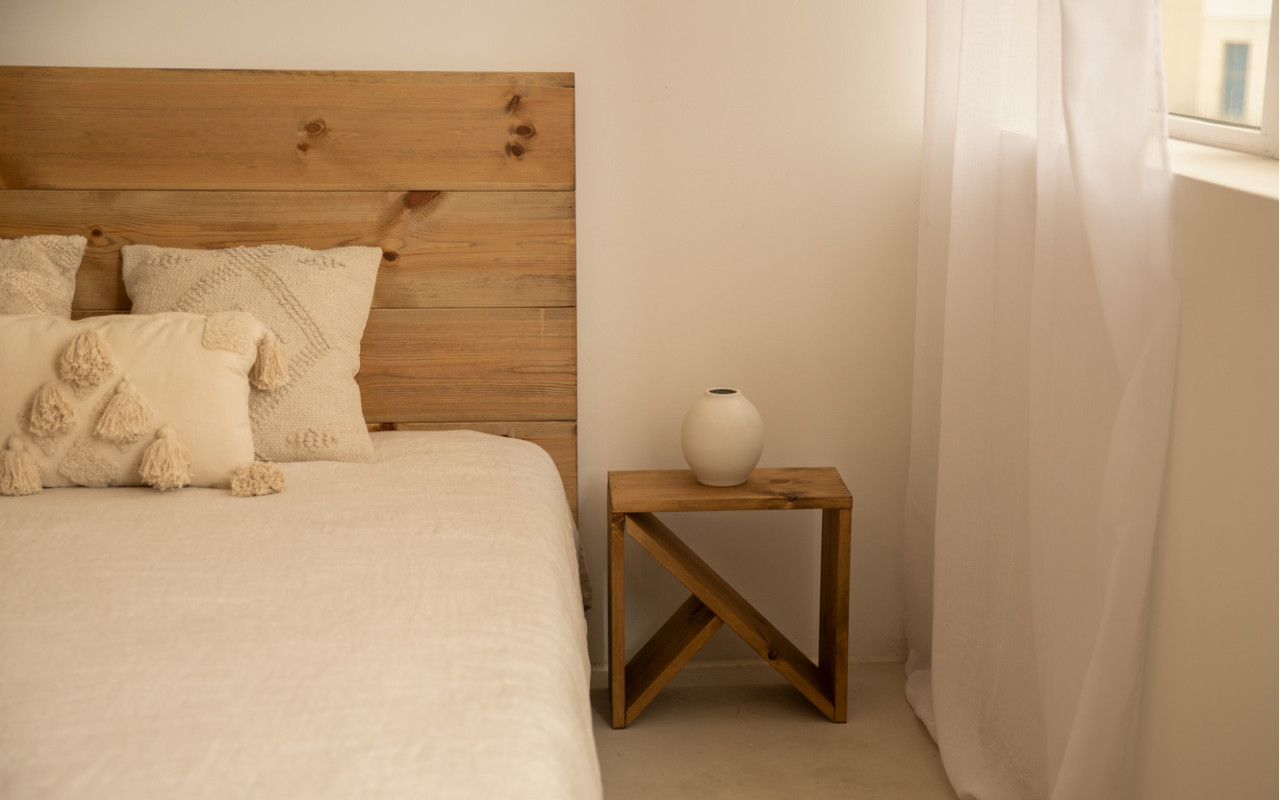 Pack tête de lit et tables en bois massif ton chêne foncé en différentes tailles