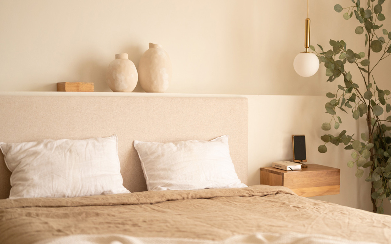 Pack tête de lit rembourrée beige et 2 tables de chevet flottantes en bois massif ton chêne foncé de différentes tailles