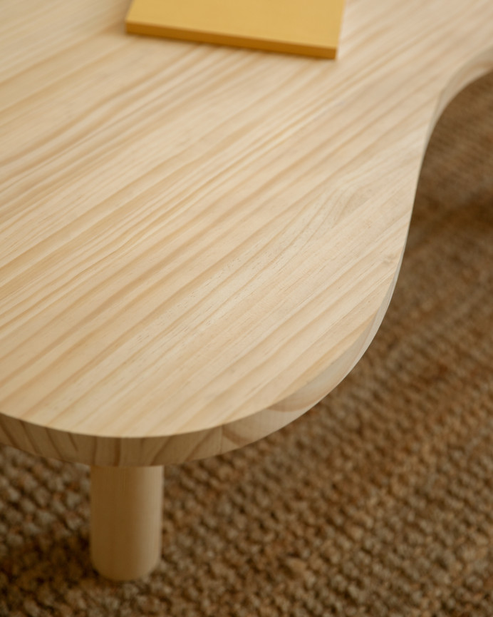 Table basse en bois massif aux formes organiques en teinte naturelle en différentes tailles