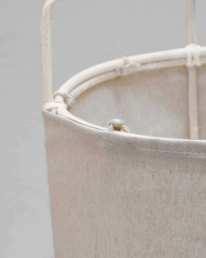 Plafonnier composé d'une structure en bambou et d'un abat-jour en tissu en polyester et lin naturel