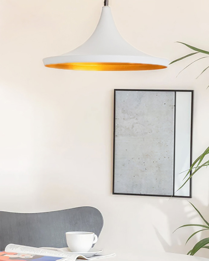 Plafonnier en aluminium blanc à l'extérieur et cuivre à l'intérieur