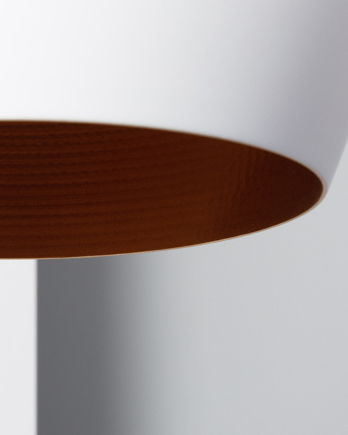 Plafonnier en aluminium blanc à l'extérieur et cuivre à l'intérieur