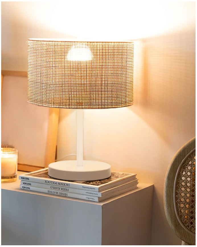 Lampe de table composée d'une base en métal blanc et d'un abat-jour en rotin