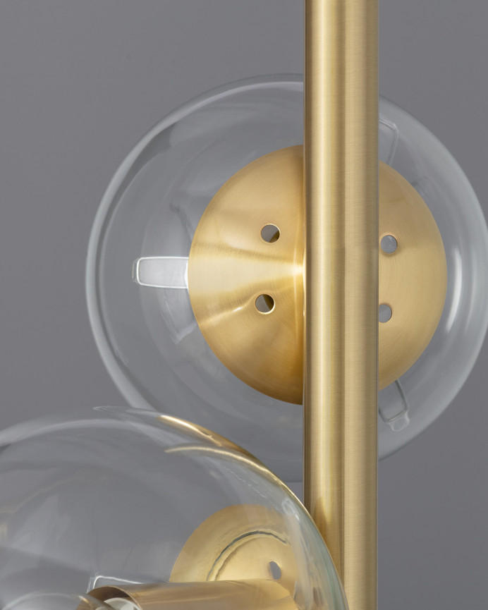 Lampadaire composé d'une base en aluminium doré et de trois sphères en verre transparent