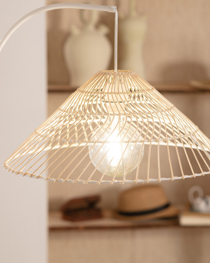 Lampadaire composé d'une base en métal blanc et d'un écran en rotin