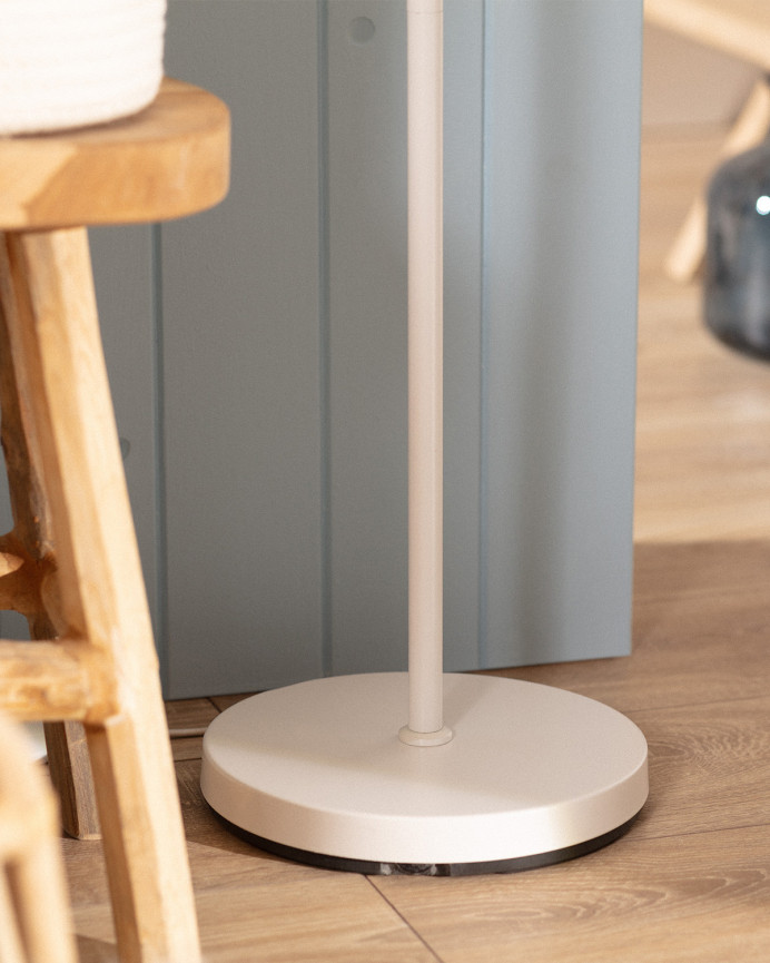 Lampadaire composé d'une base en métal blanc et d'un écran en rotin