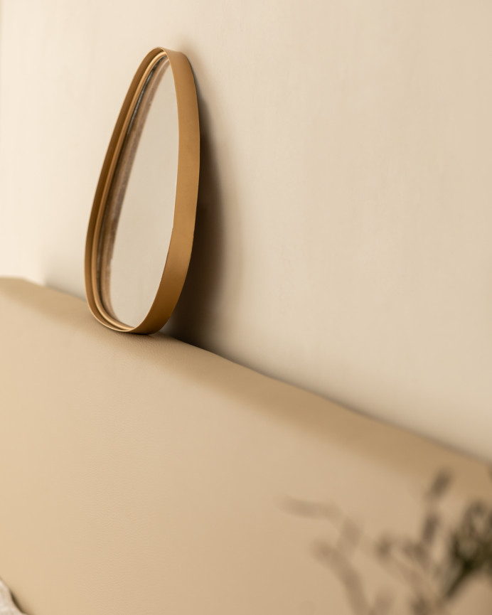 Miroir en métal ton dorée