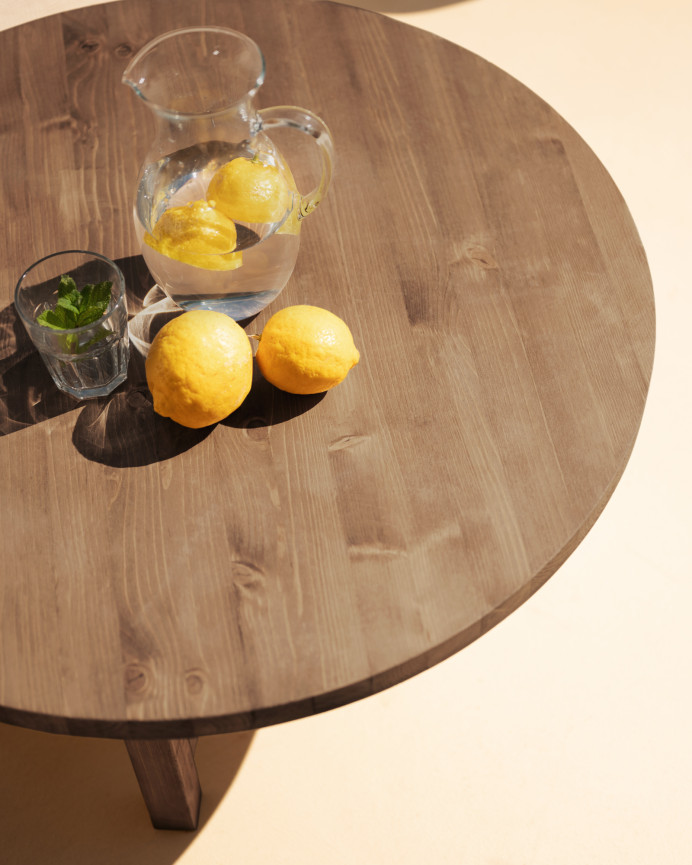 Table basse ronde en bois massif ton noyer en différentes tailles