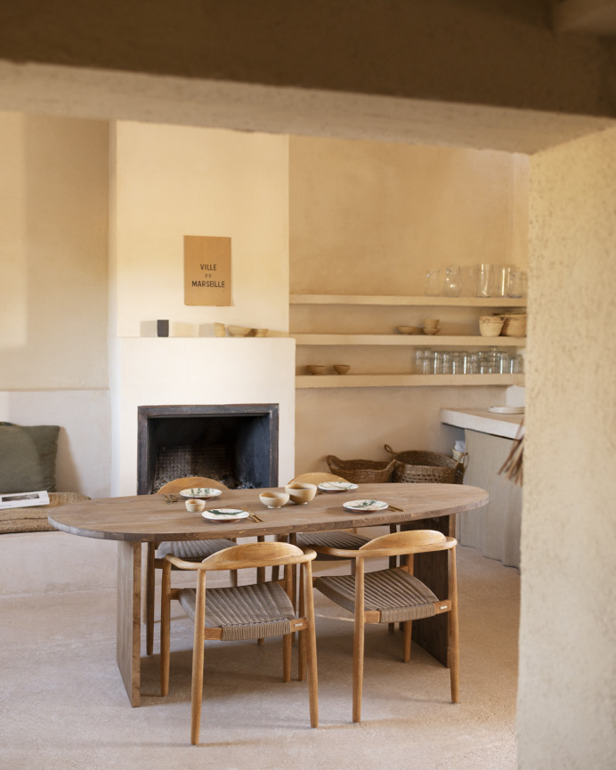 Table de salle à manger en bois massif ton chêne foncé en différentes tailles