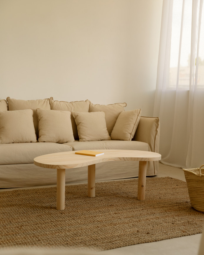 Table basse en bois massif aux formes organiques en teinte naturelle en différentes tailles