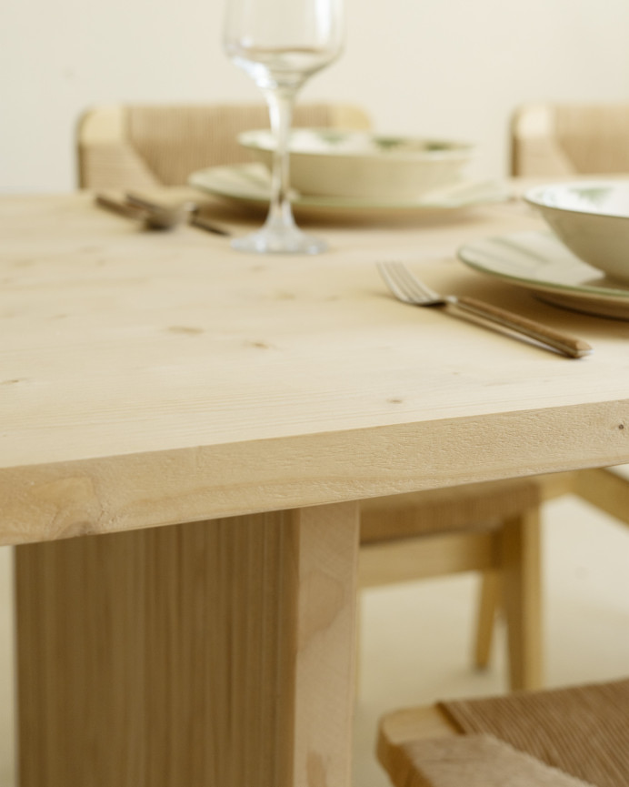 Table de salle à manger en bois massif dans le ton du bois naturel en différentes tailles